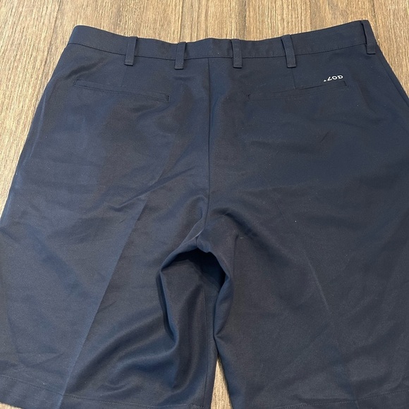 IZOD Men’s Micro Poly Classic Fit Flat Front Golf Shorts. Size 38 - Picture 5 of 9